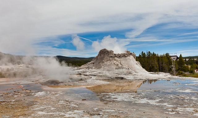 067 Yellowstone NP, Castle Geyser.jpg